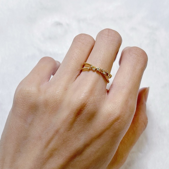 ✨Host Pick✨18K Yellow Gold and Diamond Starry Night Crossover Ring - Picture 14 of 15